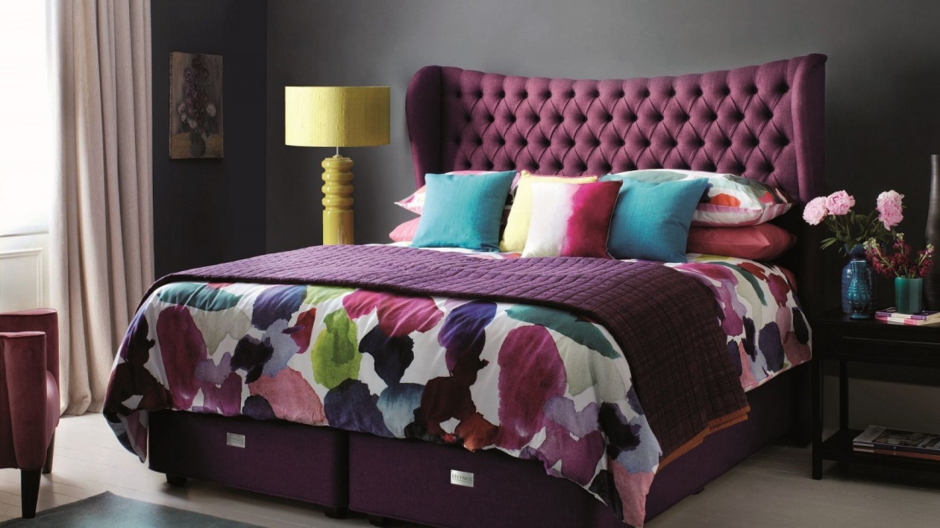Meble do sypialni - jak wprowadzić kolorowe elementy