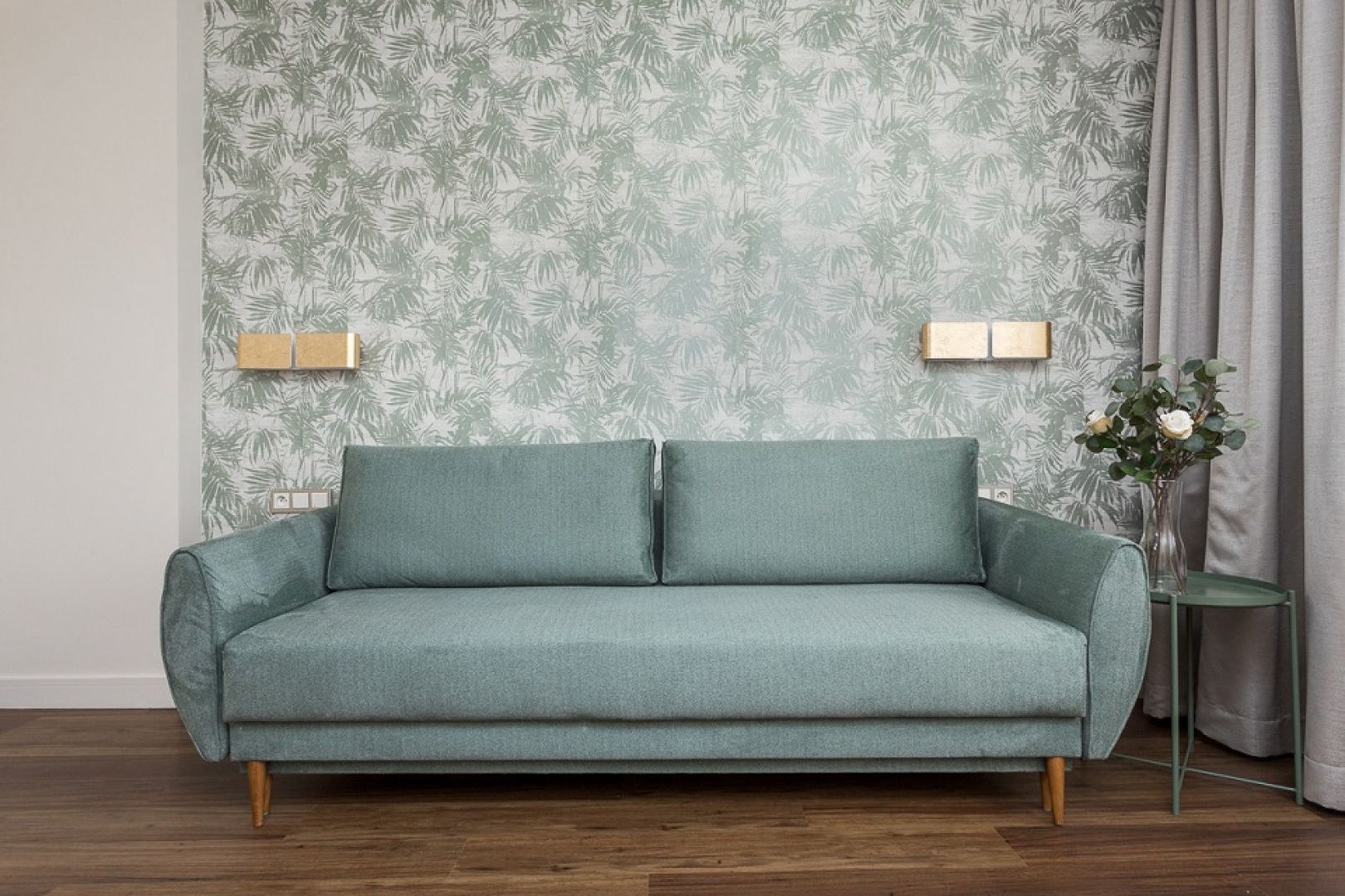 Nowoczesna, szara sofa - najważniejszy mebel w salonie. Projekt: Clou Design. Fot. Clou Design