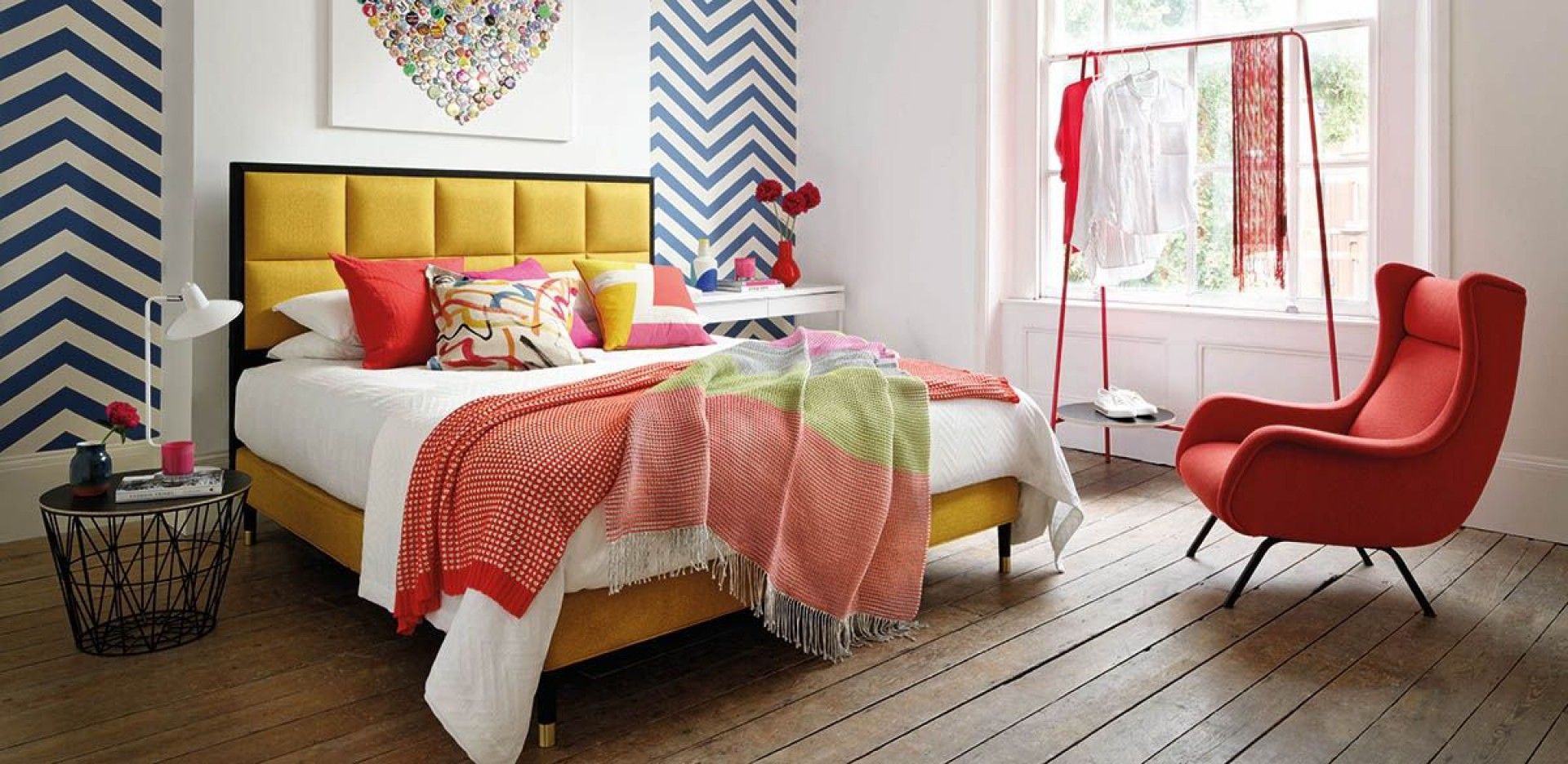 Kolorowy fotel będzie w sypialni ciekawym elementem dekoracyjnym. Fot. Hypnos Beds