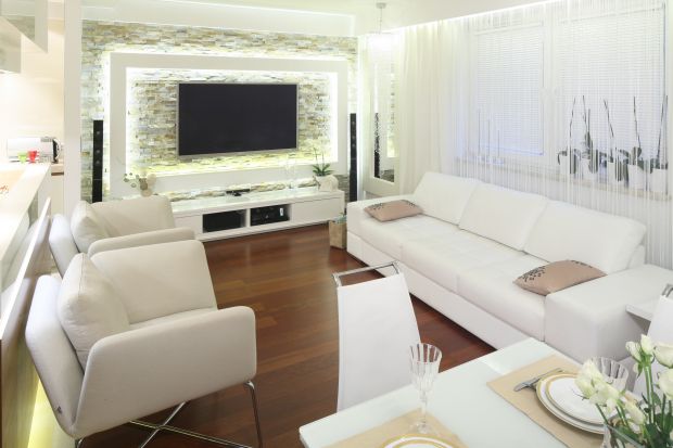 Białe elementy umeblowania salonu są uniwersalne i doskonale pasują do wnętrza w każdym stylu. Możemy zdecydować się na białą lub bardzo jasną sofę, szafki rtv, komody i stolik kawowy albo wybrać tylko pojedyncze sprzęty w jednym z licznych 