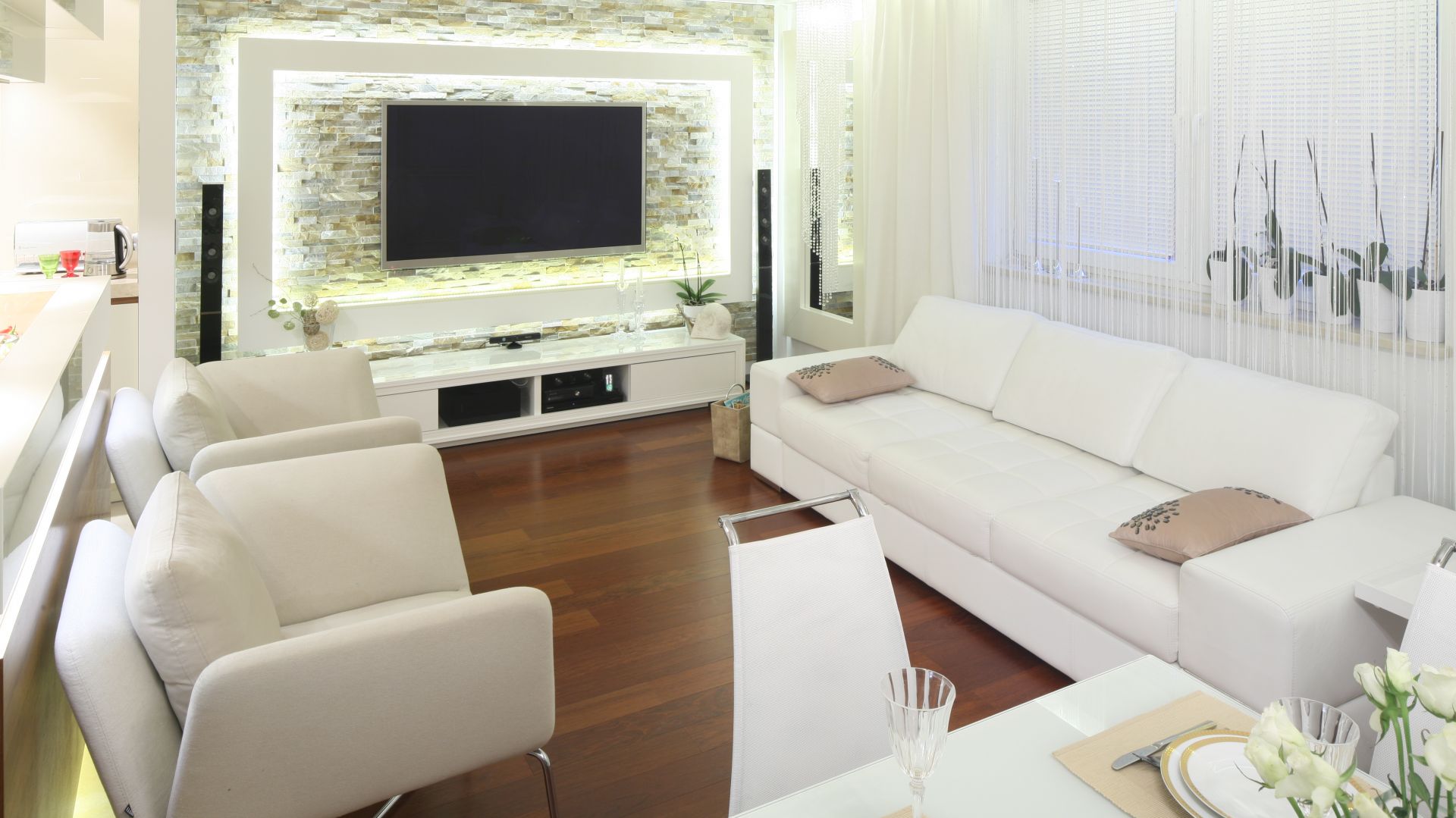 Białe meble w salonie - pomysły z polskich mieszkań