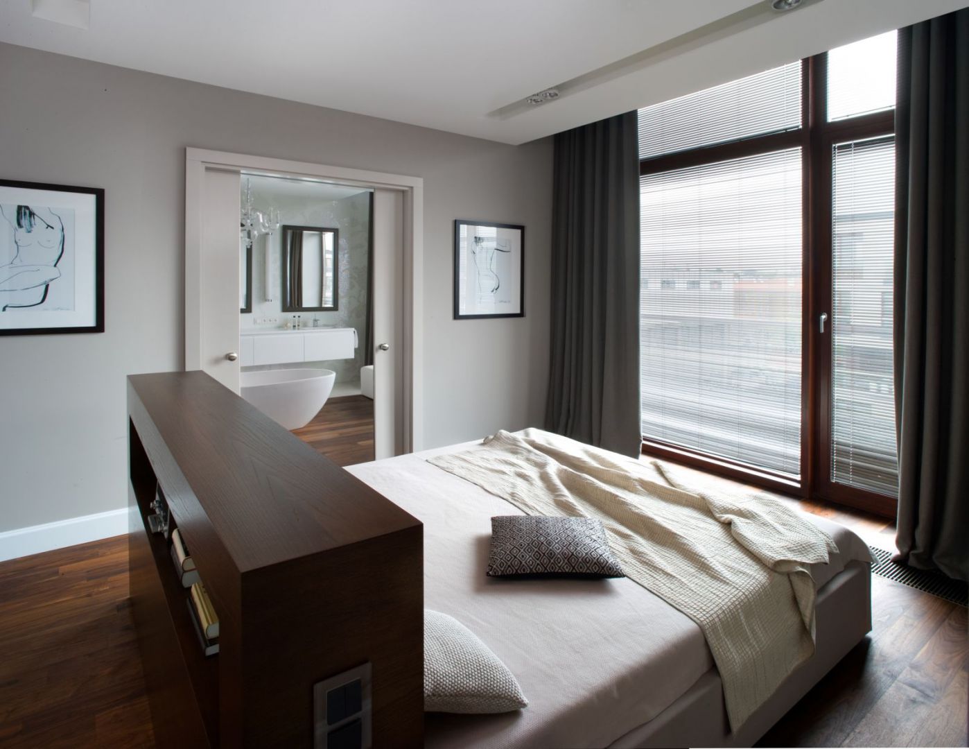 W dużej sypialni można łóżko ustawić na środku, z widokiem na to, co za oknem... Projekt Anna Koszela