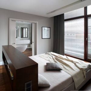 W dużej sypialni można łóżko ustawić na środku, z widokiem na to, co za oknem... Projekt Anna Koszela