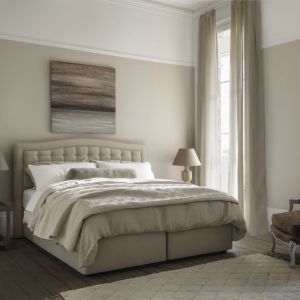 Łóżko tapicerowane z pikowanym wezgłowiem marki Hypnos Beds. Fot. Hypnos Beds