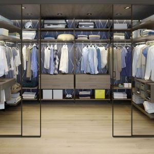 Garderoby otwarte dają możliwość dowolnego konfigurowania wnętrza. Fot. Raumplus