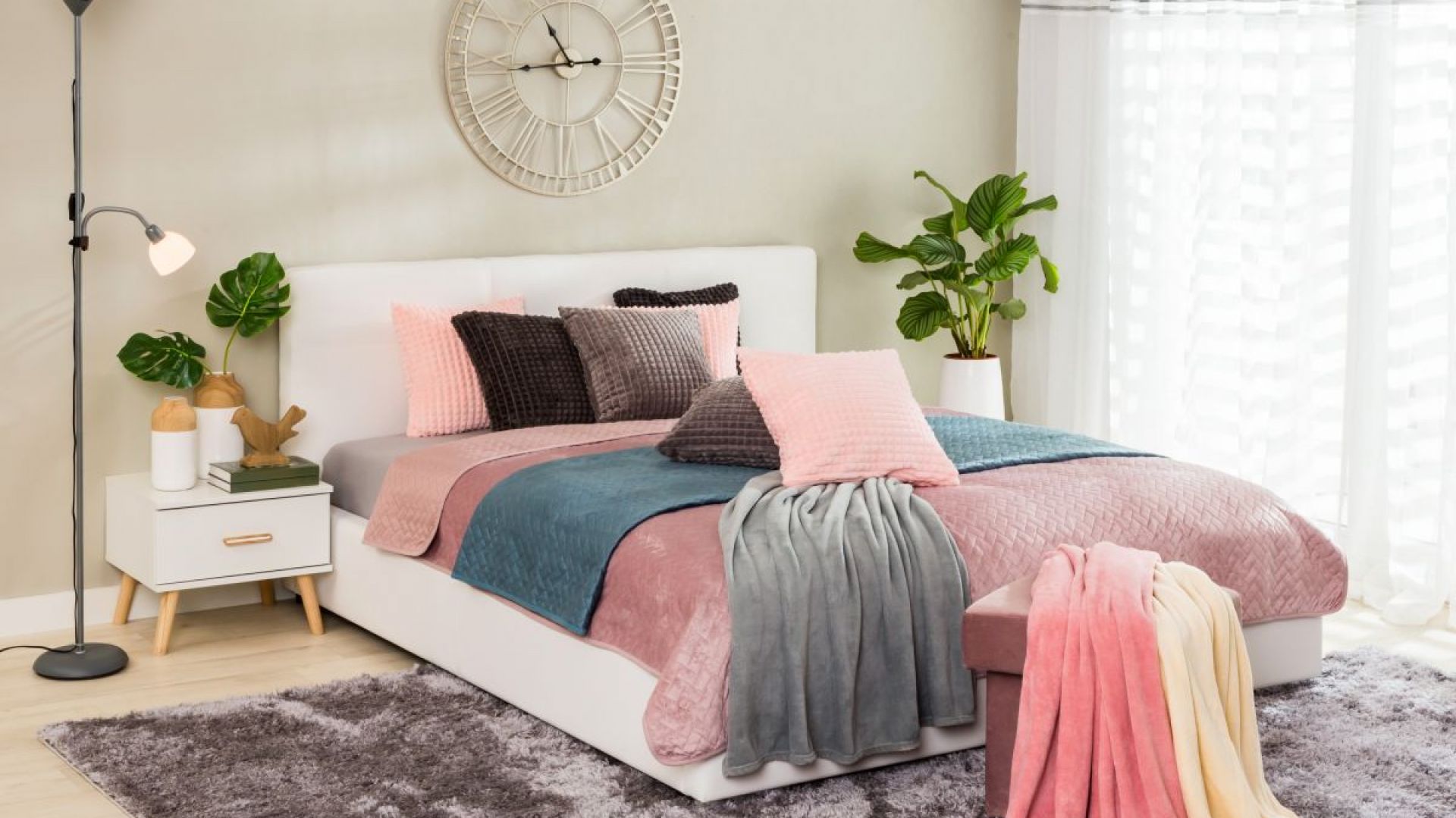 Meble do sypialni - udekoruj swoje łóżko poduszkami