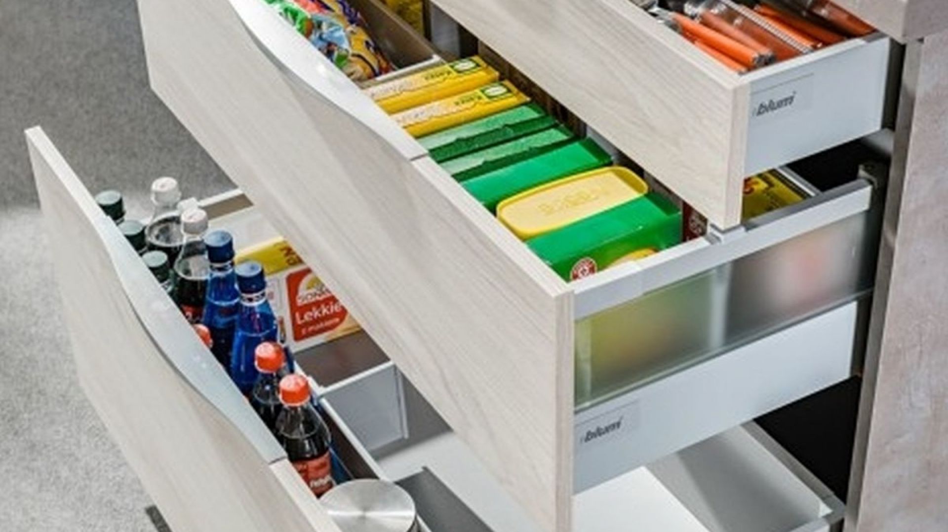 System organizacji szuflad zastosowany w zabudowie kuchennej