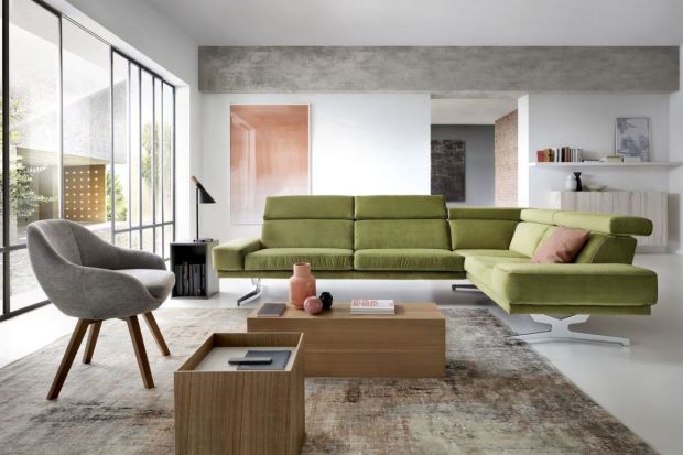 Kolor zielony symbolizuje równowagę, uspakaja i regeneruje siły witalne. Z kolei umiejętnie wprowadzony do wnętrza nadaje mu oryginalny charakter. Dlatego namawiamy do umeblowania salonu zielonymi sofami bądź narożnikami.