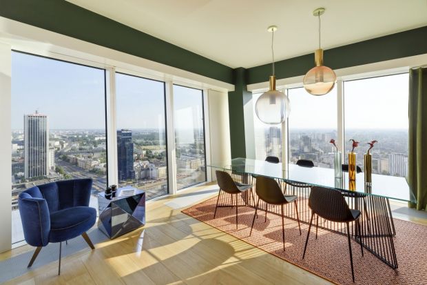 Kameralny klimat w przestronnym wnętrzu, pełnym luksusu i wysmakowanych mebli - tak prezentuje się Fiore Verde, najnowszy apartament usytuowany w Złotej 44.