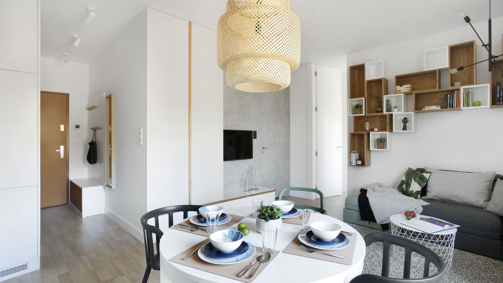 Apartament w Gdyni ma wiele nawiązań do stylu skandynawskiego. Realizacja StudioLOKO/Inter Door