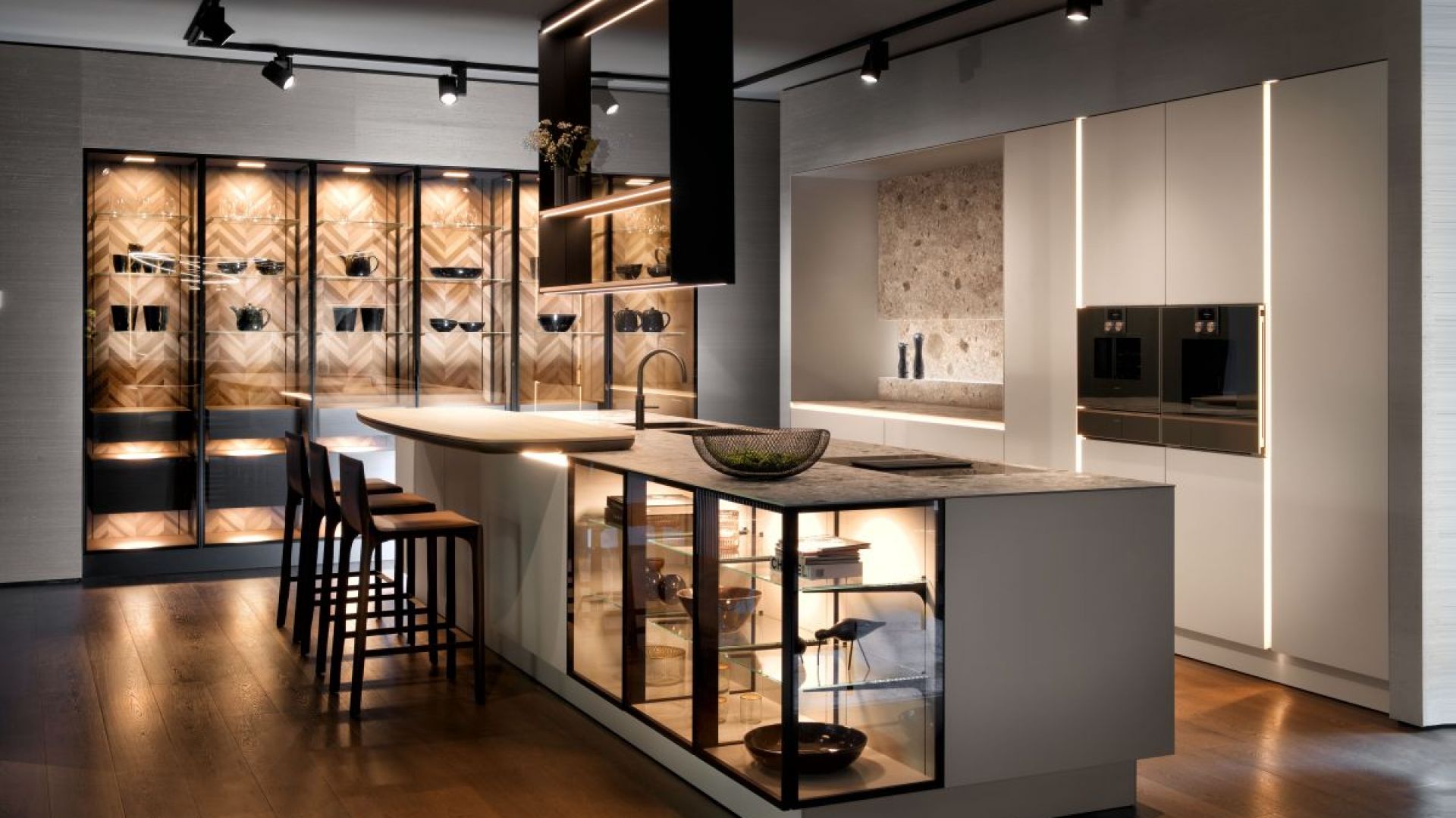 Kuchnia ze szklanymi frontami marki SieMatic. Fot. SieMatic
