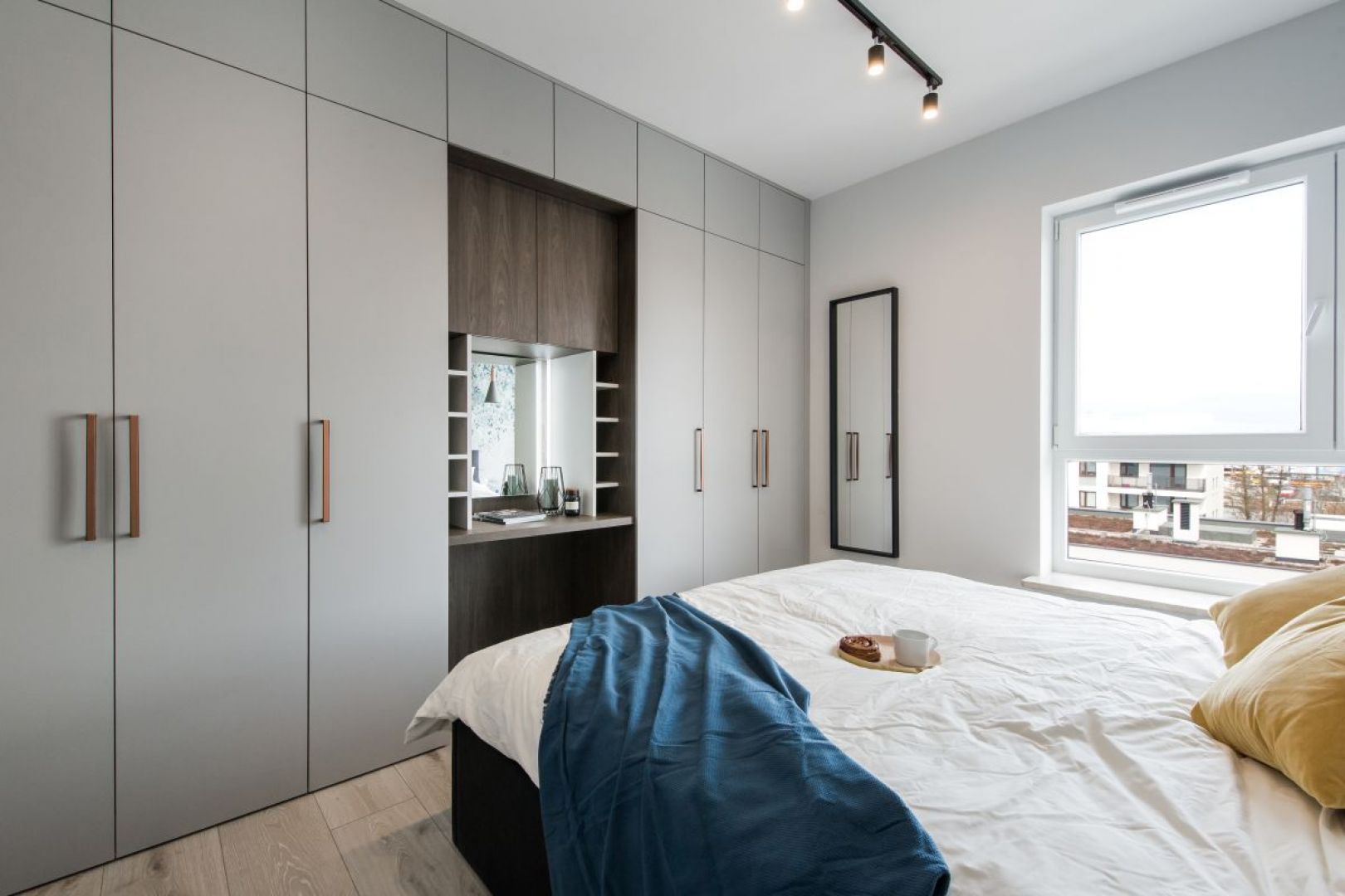 Przestrzeń sypialni została zorganizowana w formie dwóch jasno wydzielonych stref – snu oraz przechowywania. Fot. Kodo