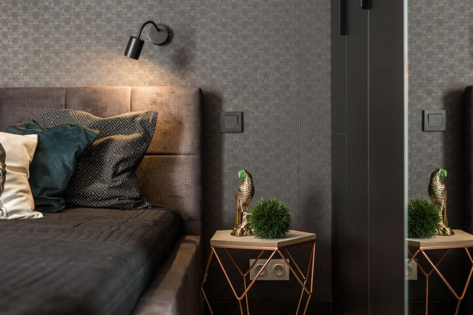 Alternatywą dla jasnej sypialni jest wnętrze urządzone w klimacie klasycznej, wręcz aksamitnej elegancji. Fot. Kodo