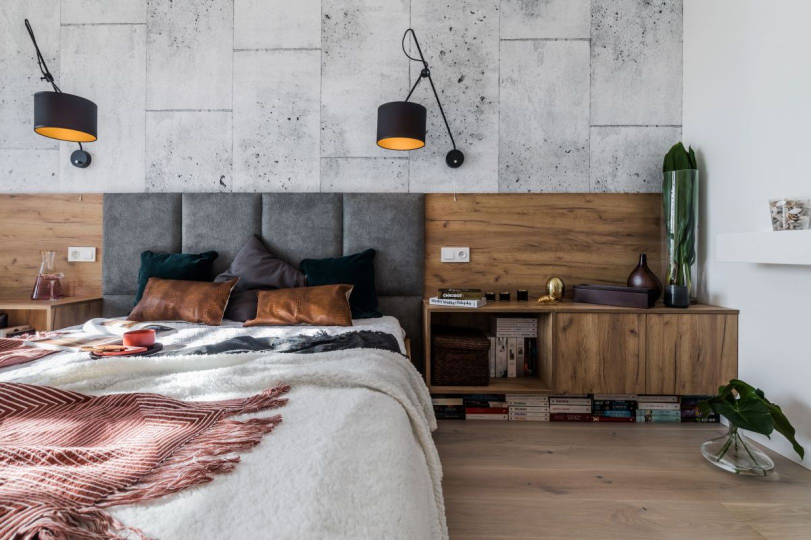 Sypialnia nawiązująca do stylu industrialnego to propozycja dla osób ceniących nowoczesny minimalizm i subtelne kontrasty. Fot. Kodo