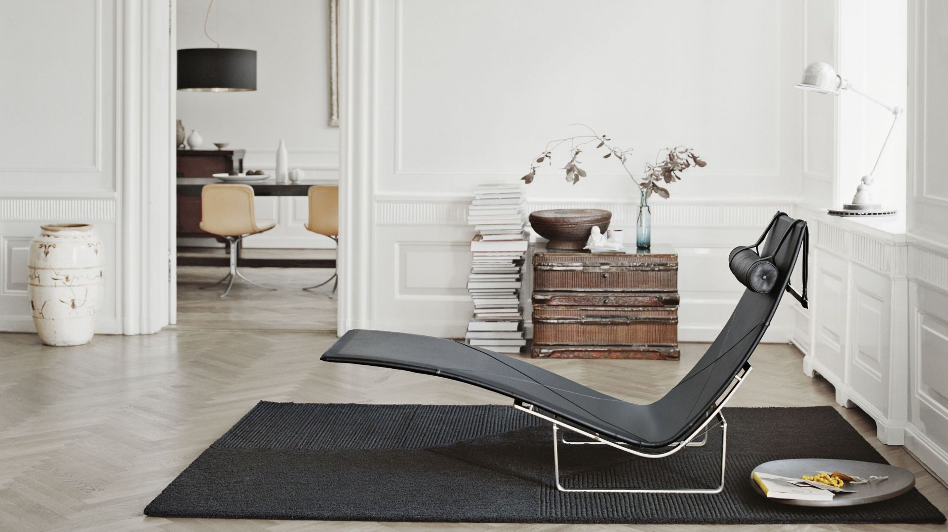 Szezlong PK 24 firmy Fritz Hansen. Projekt: Poul Kjaerholm. Fot. Fritz Hansen