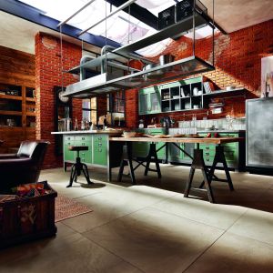 W wysokich wnętrzach doskonale prezentuje się kuchnia w stylu loft. Fot. Marchi