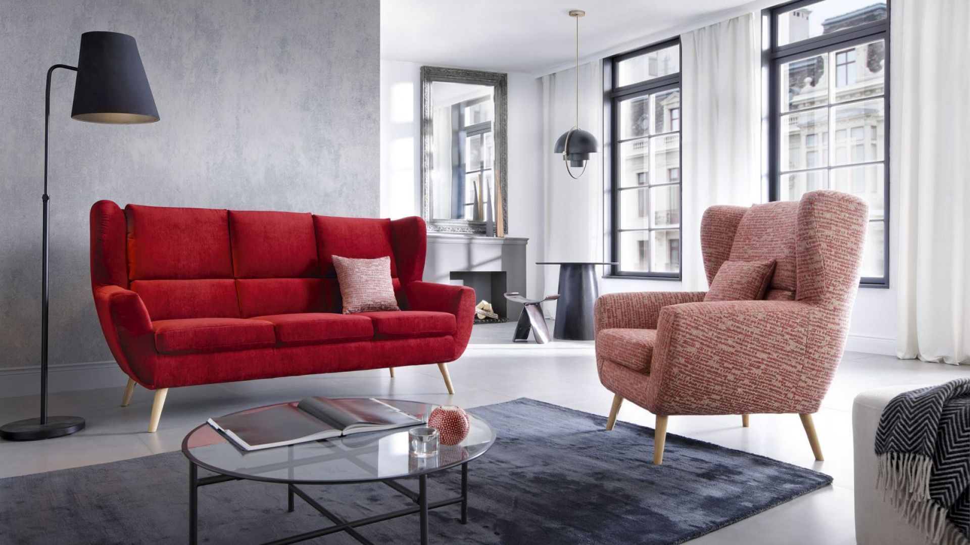 Sofa Forli na wysokich nóżkach, w zestawie z różowym