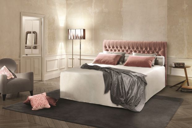 W tym sezonie projektanci wnętrz we Francji i Wielkiej Brytanii stawiają na odważne aranżacje sypialni z oryginalnym wezgłowiem w roli głównej. Wnętrze ma emanować dobrą energią i kreować przestrzeń relaksującego snu.