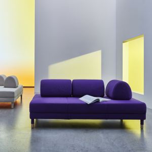 Sofa z pojemnikiem na pościel "Flottebo" firmy IKEA. Fot. IKEA