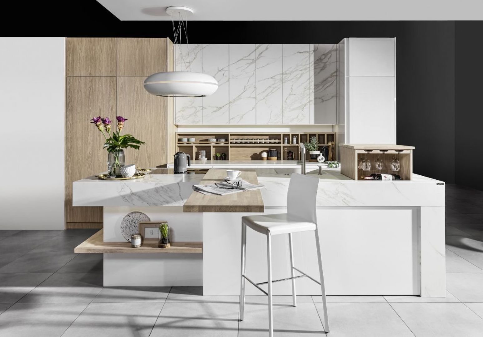 W nowoczesnej kuchni biel można zestawić nie tylko z drewnem, ale też z kamieniem. Na zdjęciu: kuchnia „Grazia” firmy Halupczok. Fot. Halupczok