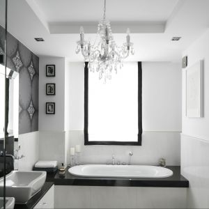Czarny granit oraz  grafitowa tapeta nad lustrem dodaje elegancji łazience przy sypialni Fot. Bartosz Jarosz