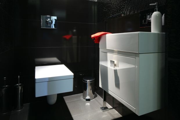 Łazienka dla gości - postaw na elegancję w czerni i bieli