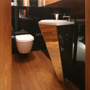 Czarne, błyszczące płytki ceramiczne Crystal Dark Venis dodają wnętrzu łazienki dla gości szyku i elegancji. Fot. Bartosz Jarosz