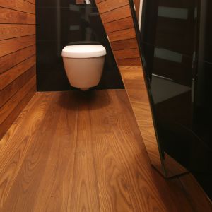Nietypowy kształt szafki ze szkła w małej łazience to futurystyczna forma przestrzenna. Fot. Bartosz Jarosz