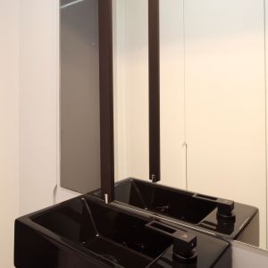 Umywalka i sedes w tej łazience przy sypialni to modele marki Catalano w kolorze czarnym. Fot. Bartosz Jarosz