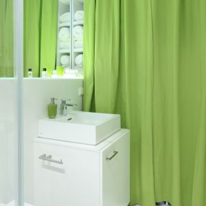 Białe wnętrze łazienki dla rodziny ożywia kotara w kolorze energetycznej zieleni. Fot. Bartosz Jarosz