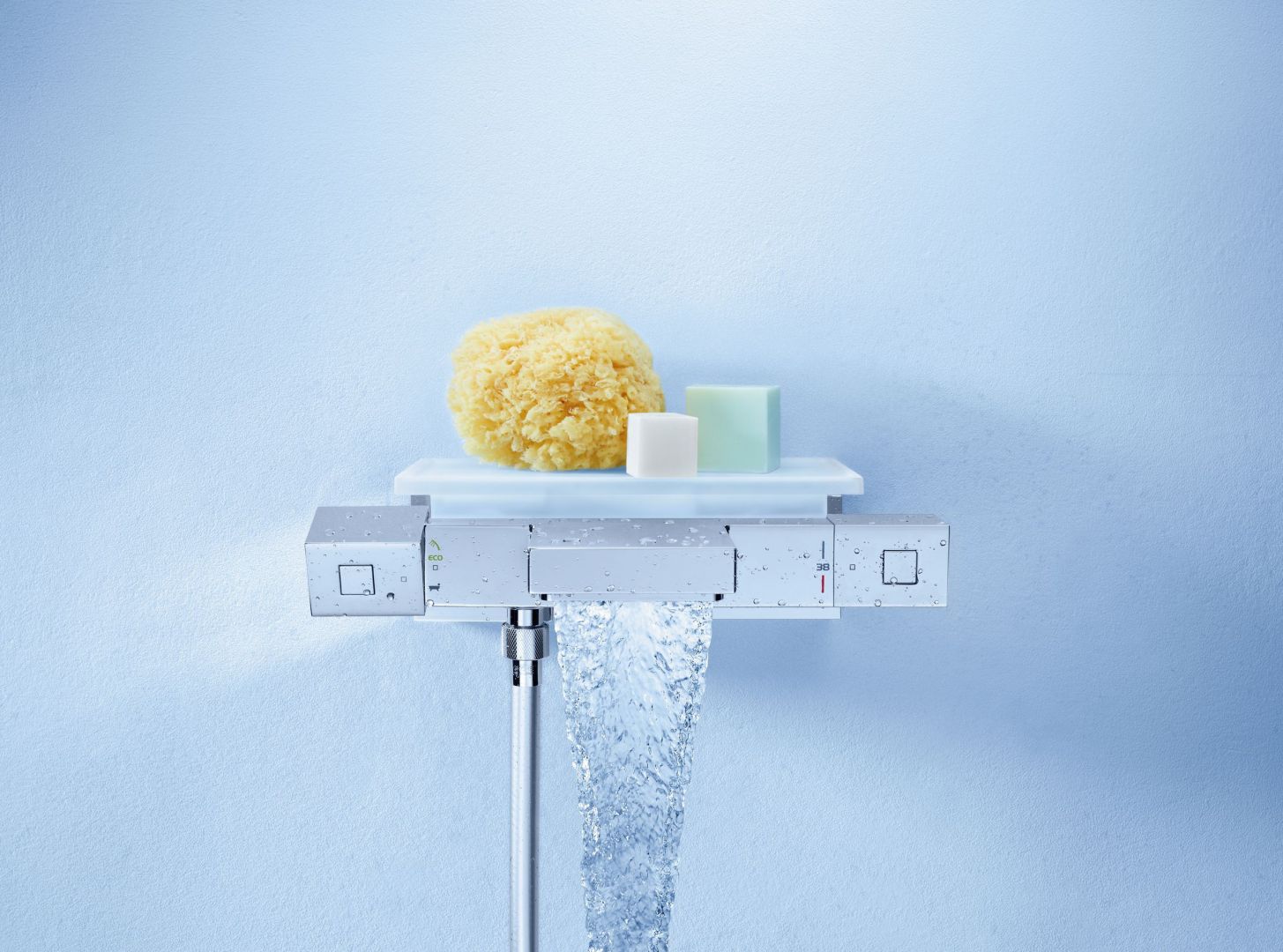 Nowoczesny termostat baterii wannowo-prysznicowej Grotherm Cube firmy Grohe umożliwia ustawienie w ułamku sekundy żądanej temperatury i utrzymanie jej na stałym poziomie podczas kąpieli. Rozwiązanie Aquadimmer Eco z innowacyjnymi i intuicyjnymi ikonami graficznymi umożliwia oszczędzanie wody. Fot. Grohe