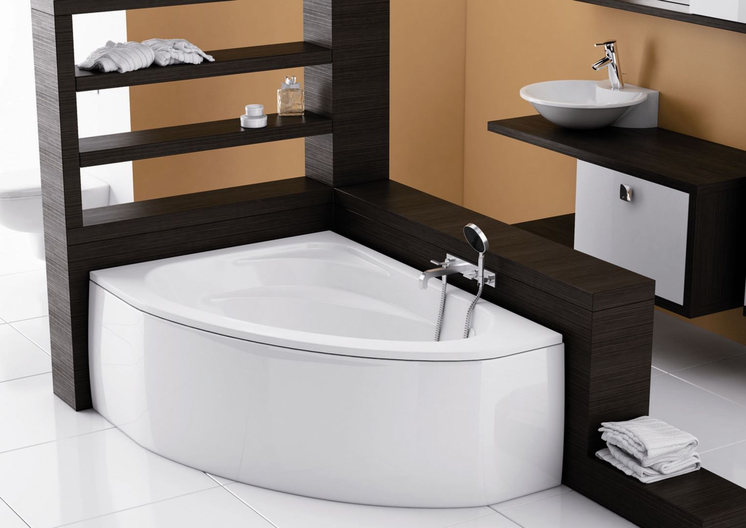 Aquaform Cordoba to asymetryczna wanna, wokół której znajdują się praktyczne półki na akcesoria kąpielowe i kosmetyki. Fot. Aquaform