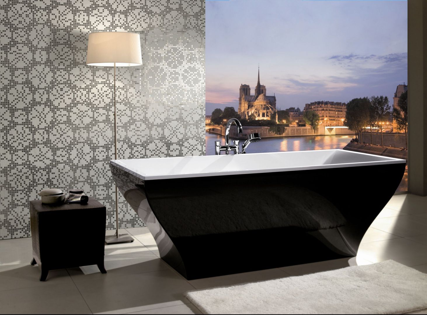 Elegancką, wolno stojącą wannę Villeroy&Boch La Belle uzupełnia wygodny taboret, na którym odłożono różne drobiazgi. Fot. Villeroy&Boch
