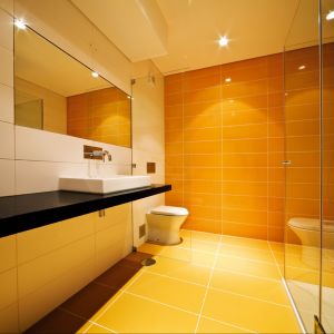 Aparici private hause to aranżacja łazienki z płytkami w kolorze słonecznej żółci. Fot. Aparici