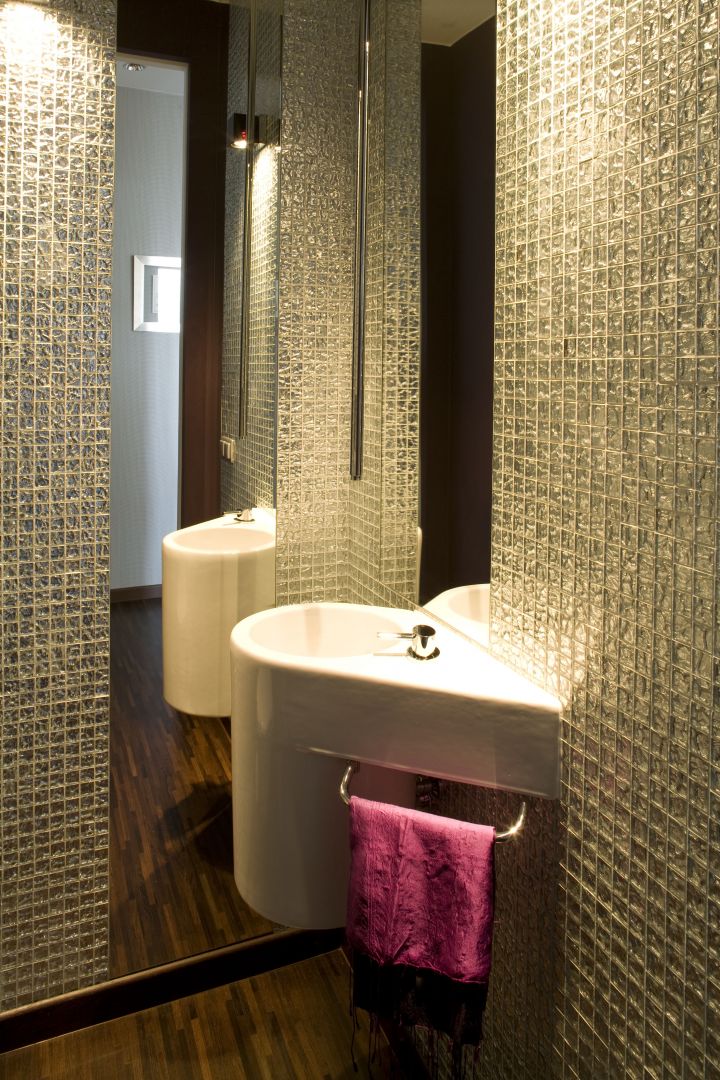 Nietypowa asymetryczna umywalka z serii Furnishing Basins firmy Ceramica Globo wraz ze swoim zwierciadlanym obiciem rysuje uroczy kształt serca. Fot. Marcin Onufryjuk