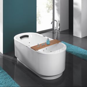 W obszernej łazience znajduje się wanna Sanplast Free Line WOW-kpl/FREE, model z hydromasażem i półką z naturalnego drewna do łazienek w stylu SPA. Fot. Sanplas