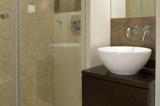 Praktyczna zabudowa wnęki – sposób na prysznic w małej łazience