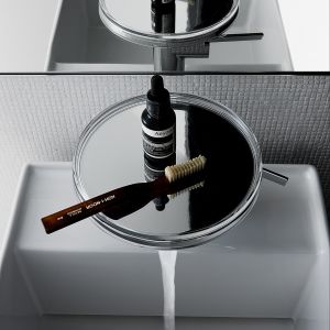 Wyjątkowa forma baterii umywalkowej Kartell by Laufen uwzględnia oryginalną lustrzaną półeczkę. Fot. Laufen