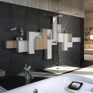 Seria Osmos Glass to system półek zaprojektowanych specjalnie do umieszczenie pod prysznicem - z wodoodpornego materiału. Fot. Glass