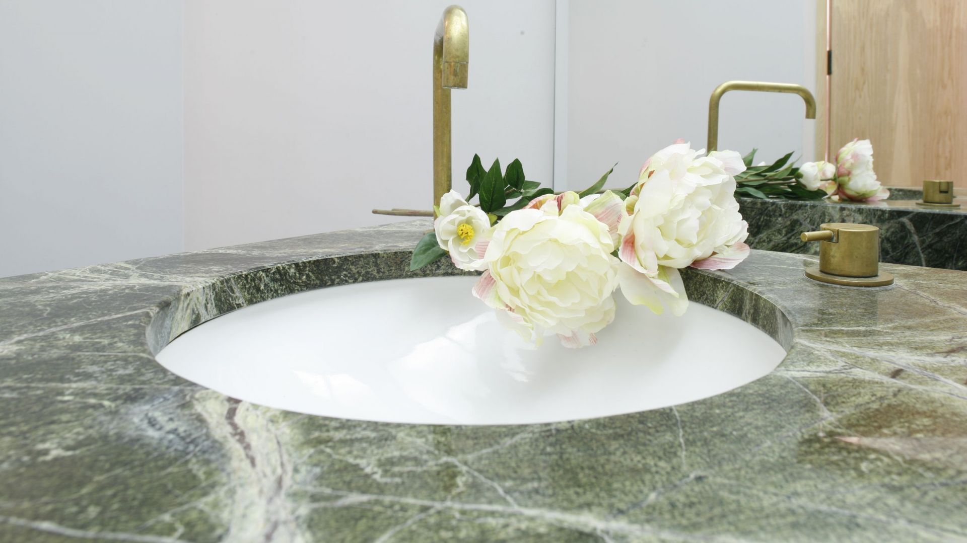 Łazienka dla gości z pięknym marmurem – tak można wykorzystać kamień naturalny