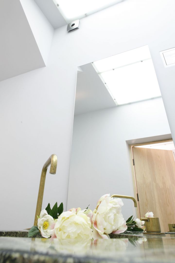 Duża tafla lustra optycznie powiększa łazienkę dla gości. Fot. Fot. Bartosz Jarosz