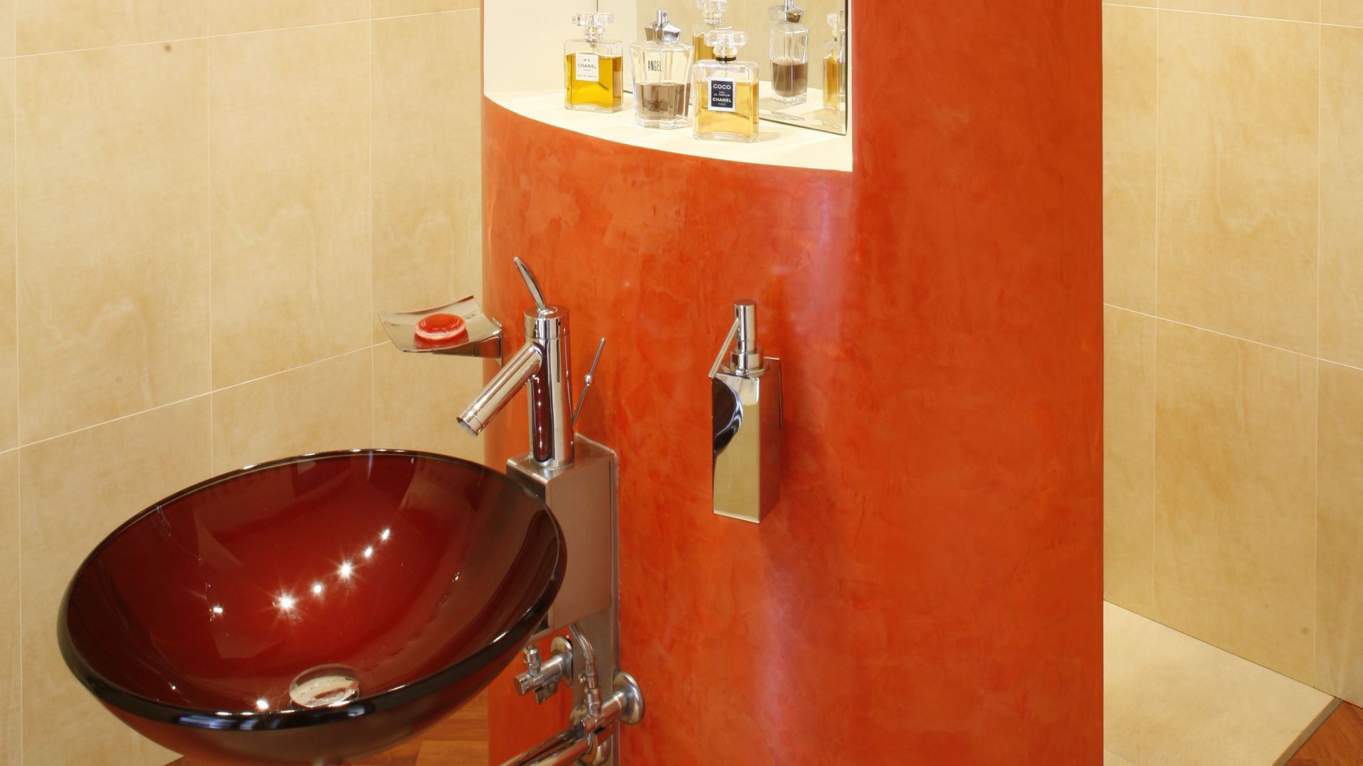 Toaleta dla gości ze ścianką działową – oryginalny kolor i technika dekoracji ścian