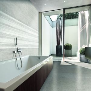 Ibero Porcelanico Quo Duet to okładzina ścienna w jasnym odcieniu, idealna zarówno na podłogi, jak i ściany łazienki. Fot. Ibero Porcelanico