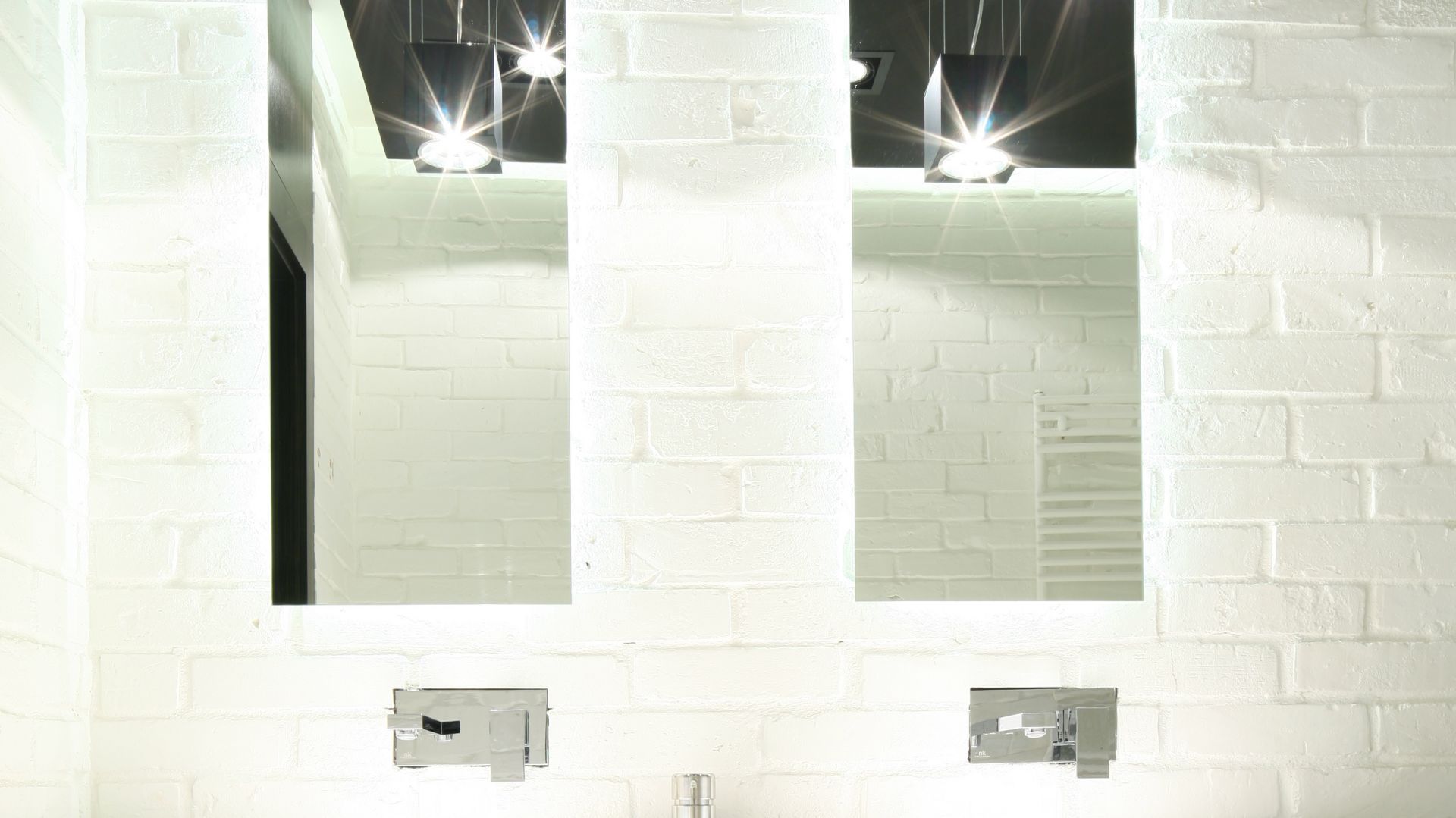 Łazienka w stylu industrialnym – tak można wykorzystać białą cegłę