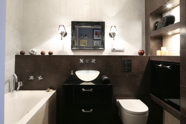 Łazienka dla mężczyzny –  wanna i kabina na niewielkim metrażu