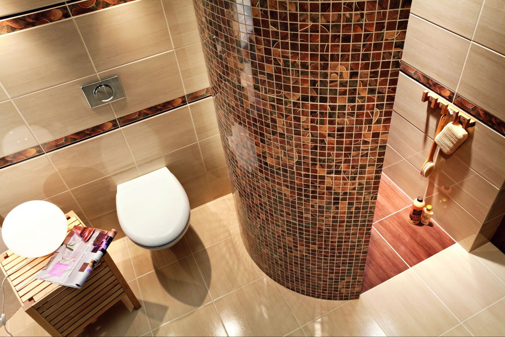 Półokrągła ścianka prysznica została wykończona mozaiką z serii Berberis Ceramiki Domino w kolorach złotego brązu, ozdobioną subtelnym motywem kwiatowym. Fot. Ceramika Domino