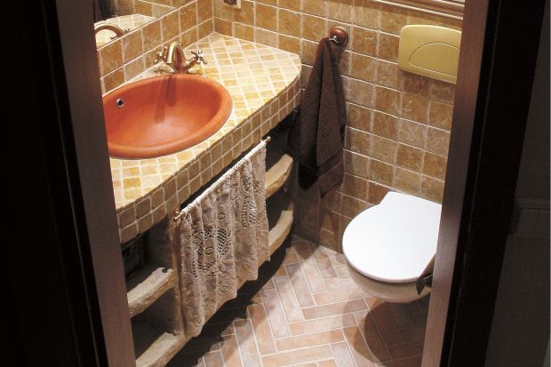 Ręcznie wykonane tynki, staranny dob&oacute;r materiał&oacute;w i kolorystyki - właściciele mogą być pewni, że ich łazienka jest jedyna w swoim rodzaju i niepowtarzalna.