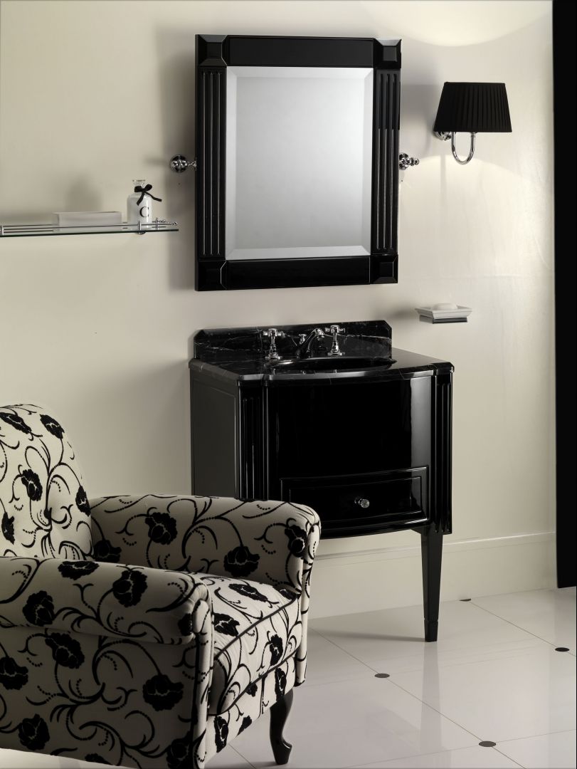 Elegancka seria łazienkowa Domino firmy Devon&Devon została skomponowana z gustownym fotelem do czytania. Fot. Devon&Devon