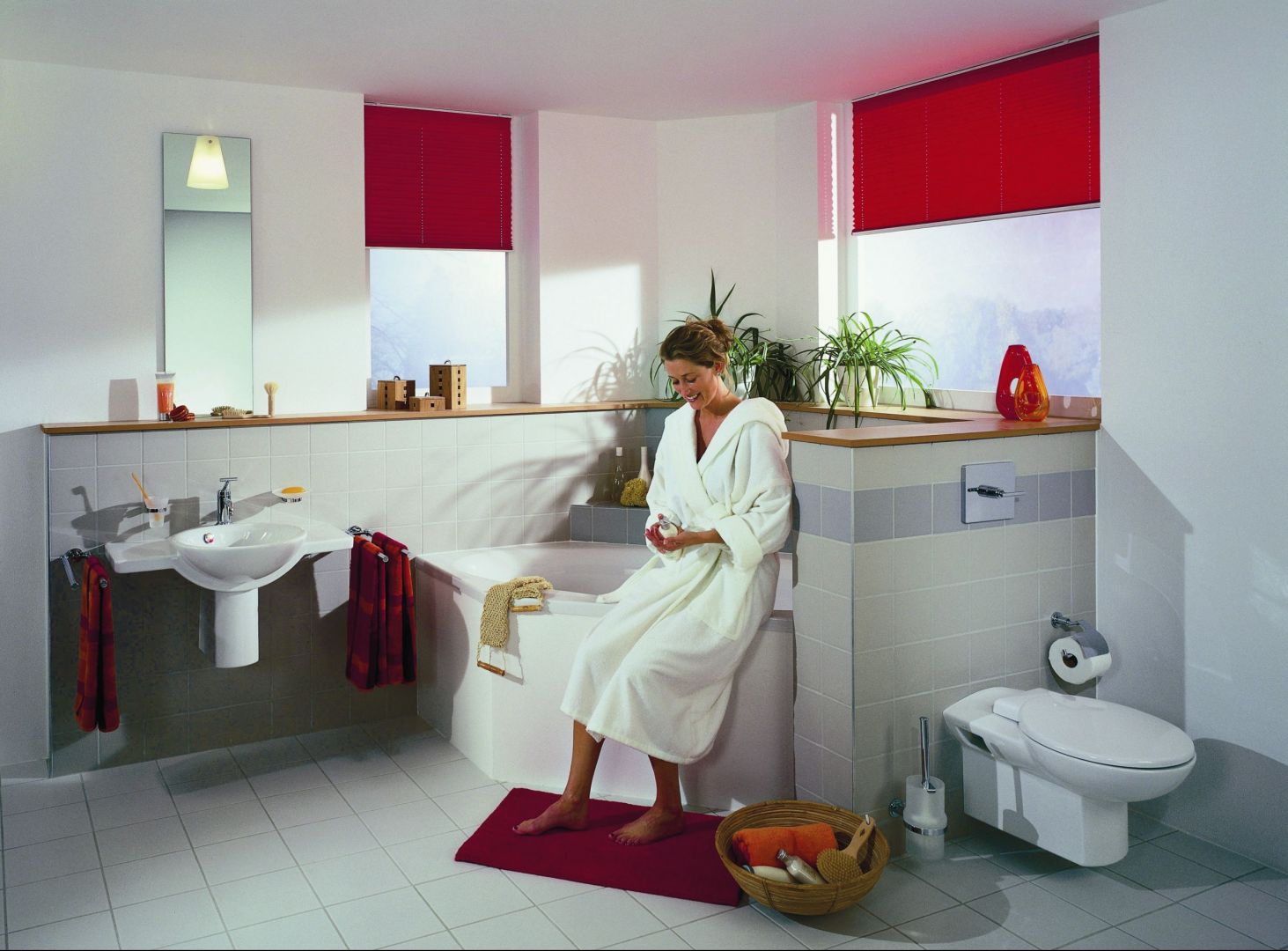 W przytulnej łazience z czerwonymi dodatkami zastosowano system montażowy z serii Teceprofil firmy Tece. Fot. Tece