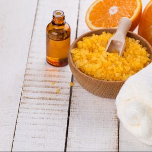 Wieczorna kąpiel z dodatkiem olejku pomarańczowego i lawendowego znakomicie uspokaja i poprawia humor. Fot. Shutterstock